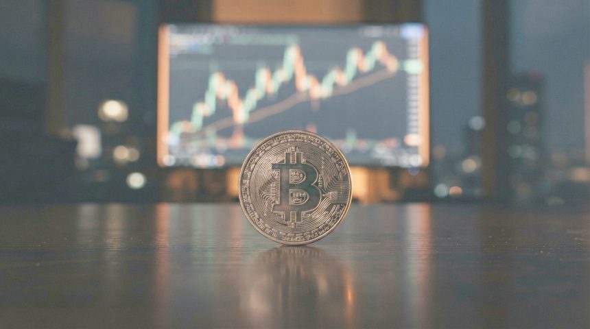 Bitcoin sikkesi ve kripto para grafiği