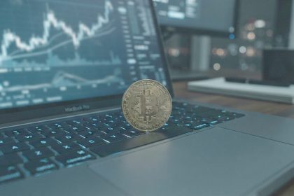 Bitcoin sikkesi ve kripto para grafiği