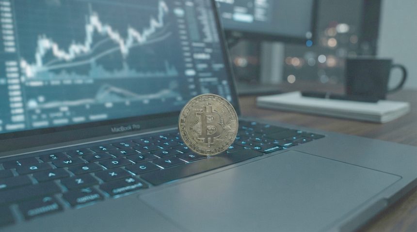 Bitcoin sikkesi ve kripto para grafiği