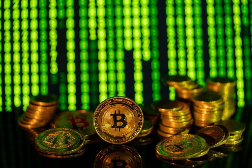 Bitcoin sikkesi ve kripto para grafiği