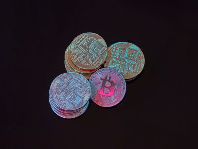 Bitcoin sikkesi ve kripto para grafiği