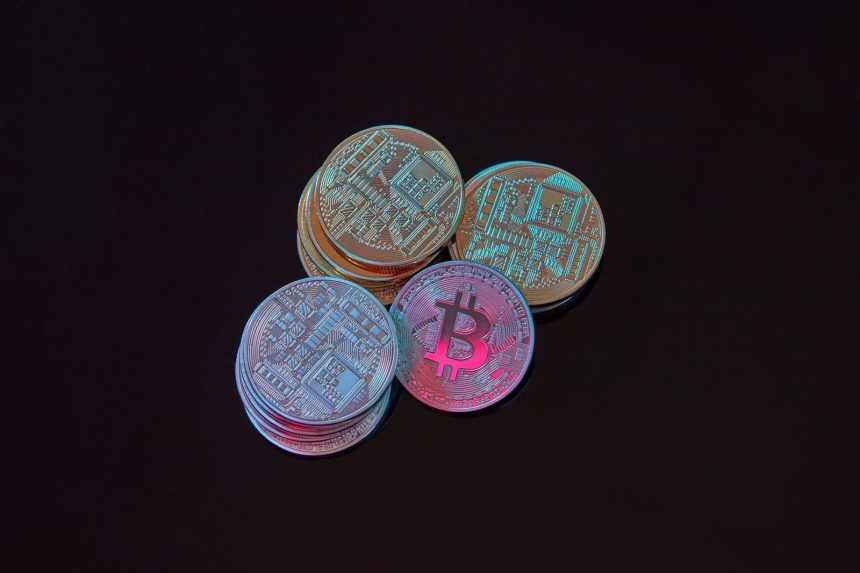 Bitcoin sikkesi ve kripto para grafiği