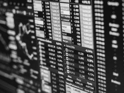 Hisse senedi grafiklerinin yer aldığı borsa ekranı