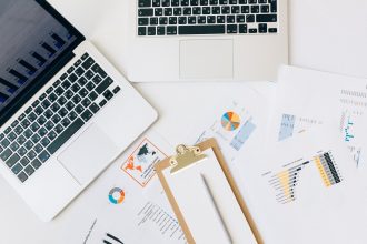 Ekonomik verileri gösteren grafik ve tablolar