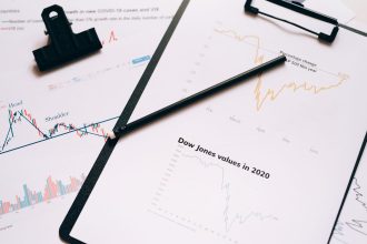 Ekonomik verileri gösteren grafik ve tablolar