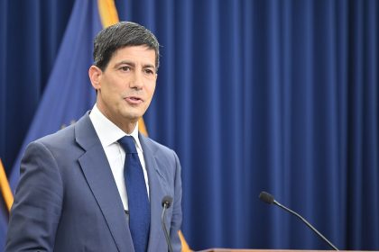 Fed Başkanı Kevin Warsh kürsüde konuşurken