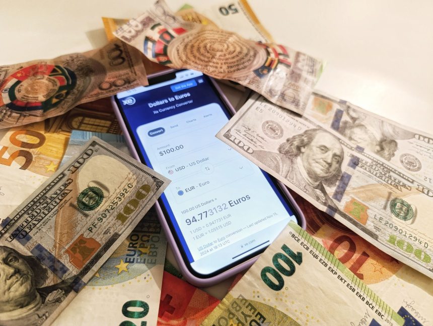 Farklı ülkelerin banknotları üzerinde döviz çevirici uygulaması açık bir telefon