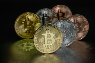 Bitcoin sikkesi ve kripto para grafiği