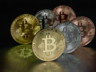 Bitcoin sikkesi ve kripto para grafiği