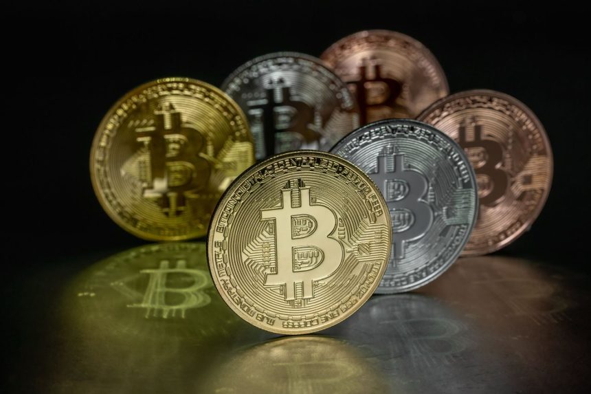 Bitcoin sikkesi ve kripto para grafiği