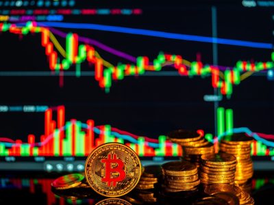 Bitcoin sikkesi ve kripto para grafiği
