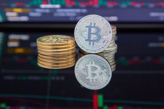 Bitcoin sikkesi ve kripto para grafiği