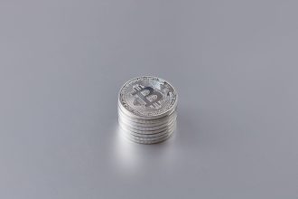 Bitcoin sikkesi ve kripto para grafiği