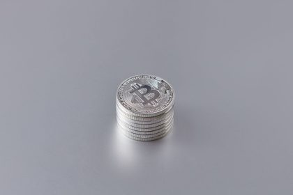 Bitcoin sikkesi ve kripto para grafiği