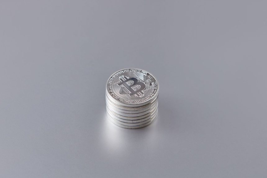 Bitcoin sikkesi ve kripto para grafiği