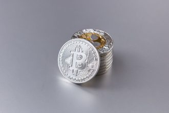 Bitcoin sikkesi ve kripto para grafiği