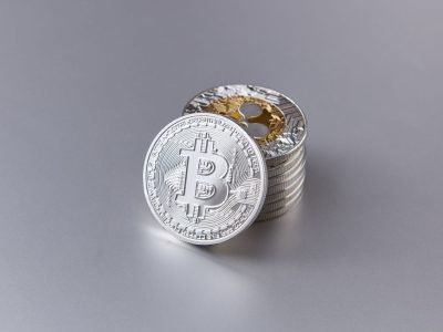 Bitcoin sikkesi ve kripto para grafiği