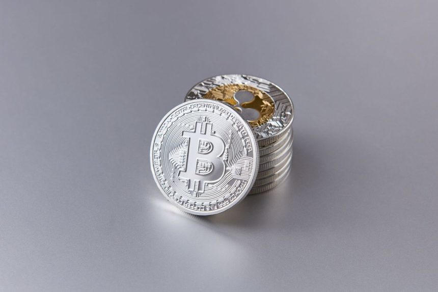 Bitcoin sikkesi ve kripto para grafiği