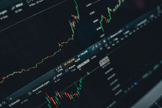 Hisse senedi grafiklerinin yer aldığı borsa ekranı