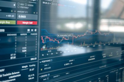 Hisse senedi grafiklerinin yer aldığı borsa ekranı