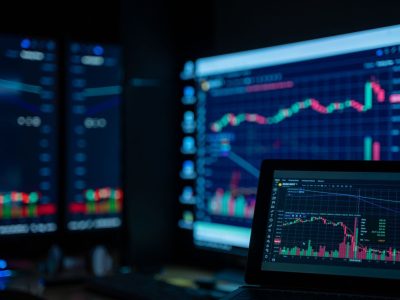 Hisse senedi grafiklerinin yer aldığı borsa ekranı