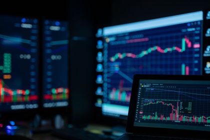 Hisse senedi grafiklerinin yer aldığı borsa ekranı