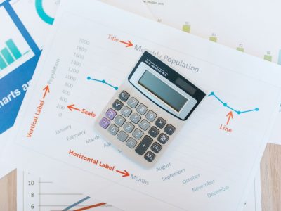 Ekonomik verileri gösteren grafik ve tablolar