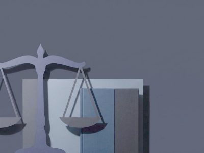Bütçe dengesini simgeleyen tablo ve hesap makinesi