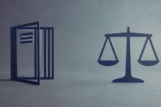 Bütçe dengesini simgeleyen tablo ve hesap makinesi