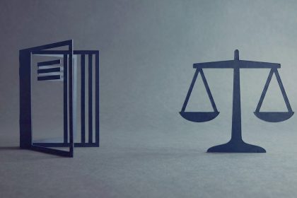 Bütçe dengesini simgeleyen tablo ve hesap makinesi
